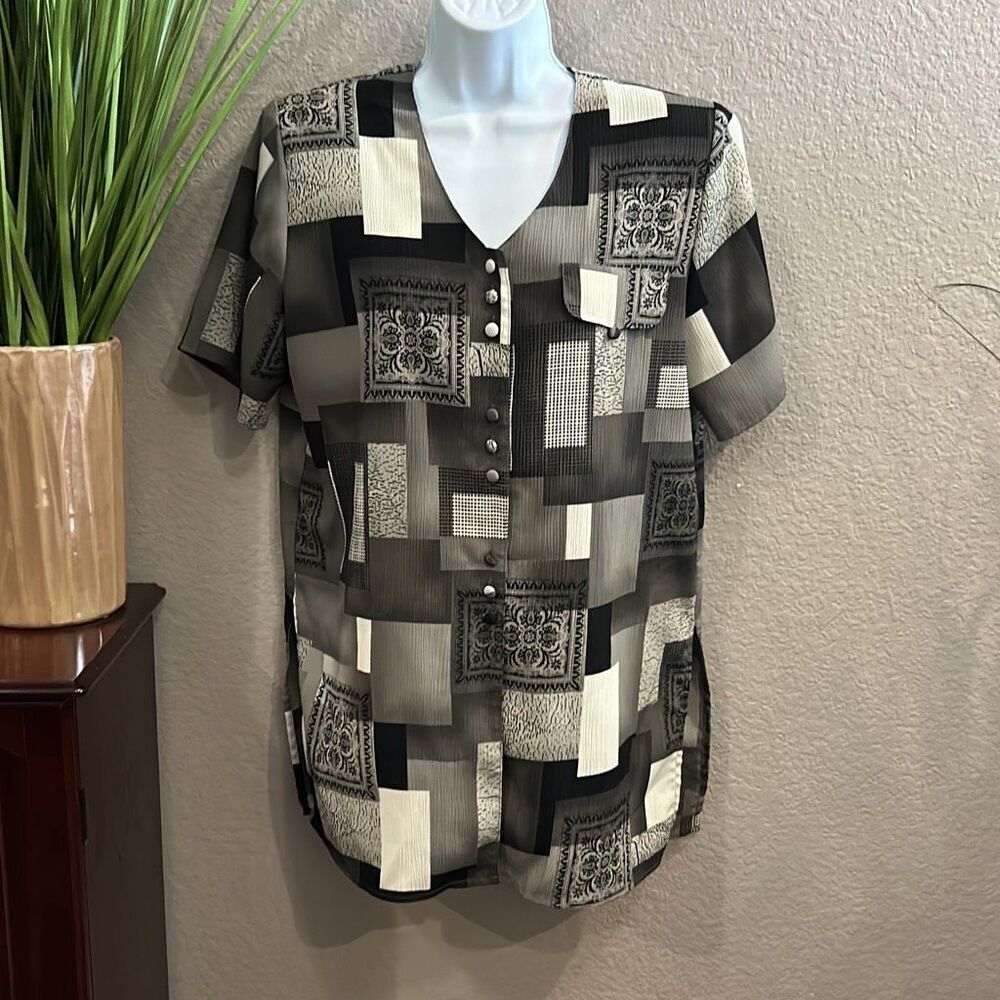 #467 Christie &Jill color block, short sleeve button-down blouse size small